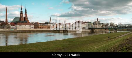 OPOLE, POLOGNE - 06 mars 2021 : la ville d'Opole en haute Silésie, en Pologne, sur le paysage printanier de la rivière Odra Banque D'Images