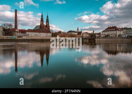 OPOLE, POLOGNE - 06 mars 2021 : la ville d'Opole en haute Silésie, en Pologne, sur le paysage printanier de la rivière Odra Banque D'Images