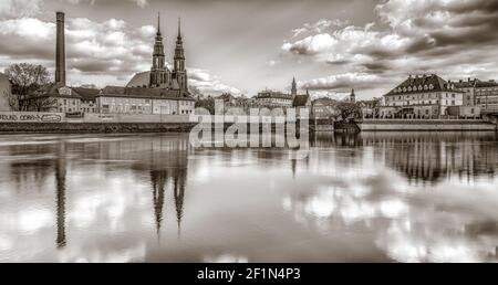 OPOLE, POLOGNE - 06 mars 2021 : la ville d'Opole en haute Silésie, en Pologne, sur le paysage printanier de la rivière Odra Banque D'Images