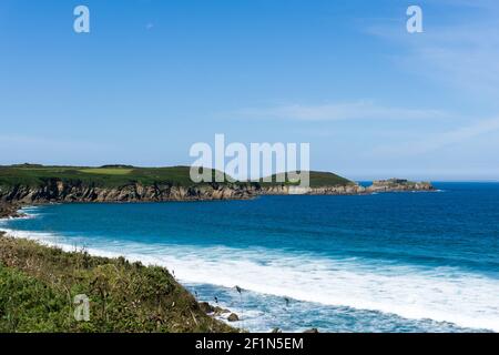 Vue sur la pittoresque baie de l'Anse des Sablons blancs La côte de Bretagne Banque D'Images