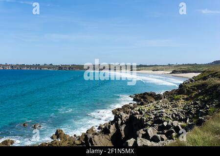 Plage des blancs Sablons sur la côte ouest de Vue sur le paysage de Bretagne avec les surfeurs Banque D'Images