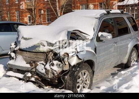 Accident grave de la circulation avec collision frontale. Accident de voiture dans la rue, automobiles endommagées dans la neige après collision en ville d'hiver. Banque D'Images