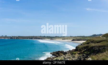 Plage des blancs Sablons sur la côte ouest de Vue sur le paysage de Bretagne avec les surfeurs Banque D'Images