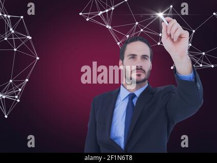 Réseau de connexions contre l'homme d'affaires écrivant sur écran invisible contre arrière-plan rouge Banque D'Images