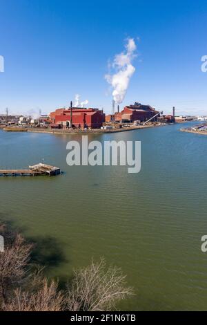 Dearborn, Michigan - le complexe de fabrication de Ford River Rouge sur la rivière Rouge, qui comprend plusieurs usines Ford et une aciérie AK. Banque D'Images