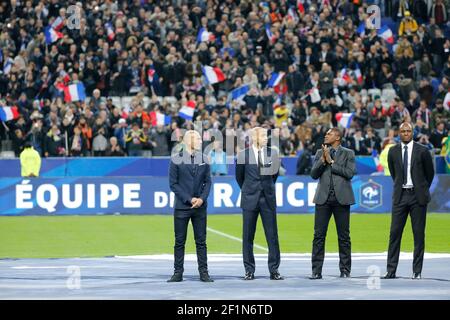 Les anciens joueurs Zinedine Zidane, Thierry Henry, Marcel Desailly et Patrick Vieira sont honorés avant lors du match international de football amical entre la France et le Brésil au Stade de France à Saint Denis (nord de Paris), le 26 mars 2015 - photo Stephane Allaman / DPPI Banque D'Images