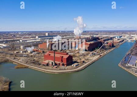 Dearborn, Michigan - le complexe de fabrication de Ford River Rouge sur la rivière Rouge, qui comprend plusieurs usines Ford et une aciérie AK. Banque D'Images