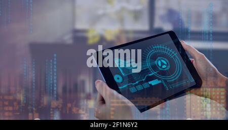 Traitement de données de codage binaire par rapport à une personne utilisant une tablette numérique Banque D'Images