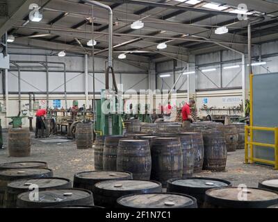 Écosse, Speyside Cooperage in Craigellachie .Barrel Maker at Speyside Cooperage in Craigellachie, Écosse . Banque D'Images