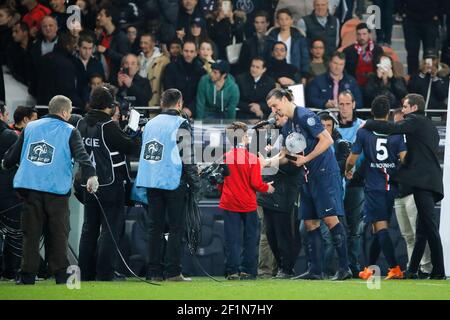 Zlatan Ibrahimovic a remporté un trophée pour avoir marquant plus de 100 buts pour l'équipe du PSG lors du match de football de la coupe française entre Paris Saint Germain et AS Saint Etienne le 8 avril 2015 au stade du Parc des Princes à Paris, en France. Photo Stephane Allaman / DPPI Banque D'Images