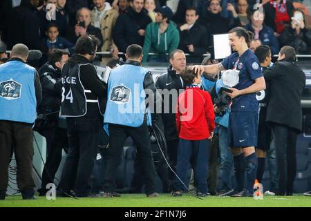 Zlatan Ibrahimovic a remporté un trophée pour avoir marquant plus de 100 buts pour l'équipe du PSG lors du match de football de la coupe française entre Paris Saint Germain et AS Saint Etienne le 8 avril 2015 au stade du Parc des Princes à Paris, en France. Photo Stephane Allaman / DPPI Banque D'Images