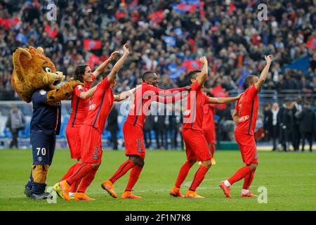 Lucas Rodrigues Moura da Silva (psg), Marquinhos (psg) Marcos Aoas Correa, Blaise Mathuidi (psg), Thiago Emiliano da Silva (psg), Edinson Roberto Paulo Cavani Gomez (psg) (El Matador) (El Botija) (Florestan) a célébré leur victoire sur le terrain de jeu par une danse avec la mascotte du PSG Germain le Lynx lors du match de football final de la coupe de la Ligue française entre SC Bastia et Paris Saint Germain le 11 avril 2015 au Stade de France à Saint Denis. Photo Stephane Allaman / DPPI Banque D'Images