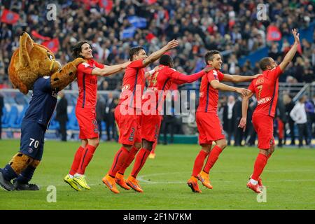 Lucas Rodrigues Moura da Silva (psg), Marquinhos (psg) Marcos Aoas Correa, Blaise Mathuidi (psg), Thiago Emiliano da Silva (psg), Edinson Roberto Paulo Cavani Gomez (psg) (El Matador) (El Botija) (Florestan) a célébré leur victoire sur le terrain de jeu par une danse avec la mascotte du PSG Germain le Lynx lors du match de football final de la coupe de la Ligue française entre SC Bastia et Paris Saint Germain le 11 avril 2015 au Stade de France à Saint Denis. Photo Stephane Allaman / DPPI Banque D'Images