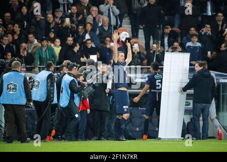 Zlatan Ibrahimovic a remporté un trophée pour avoir marquant plus de 100 buts pour l'équipe du PSG lors du match de football de la coupe française entre Paris Saint Germain et AS Saint Etienne le 8 avril 2015 au stade du Parc des Princes à Paris, en France. Photo Stephane Allaman / DPPI Banque D'Images