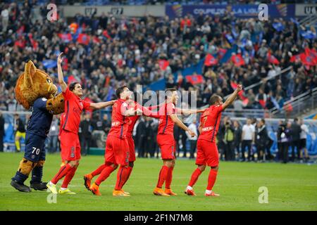Lucas Rodrigues Moura da Silva (psg), Marquinhos (psg) Marcos Aoas Correa, Blaise Mathuidi (psg), Thiago Emiliano da Silva (psg), Edinson Roberto Paulo Cavani Gomez (psg) (El Matador) (El Botija) (Florestan) a célébré leur victoire sur le terrain de jeu par une danse avec la mascotte du PSG Germain le Lynx lors du match de football final de la coupe de la Ligue française entre SC Bastia et Paris Saint Germain le 11 avril 2015 au Stade de France à Saint Denis. Photo Stephane Allaman / DPPI Banque D'Images