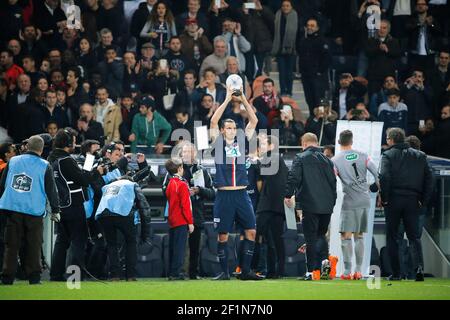 Zlatan Ibrahimovic a remporté un trophée pour avoir marquant plus de 100 buts pour l'équipe du PSG lors du match de football de la coupe française entre Paris Saint Germain et AS Saint Etienne le 8 avril 2015 au stade du Parc des Princes à Paris, en France. Photo Stephane Allaman / DPPI Banque D'Images