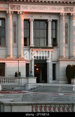 Façade de la bibliothèque de l'université de Berkeley au coucher du soleil Banque D'Images