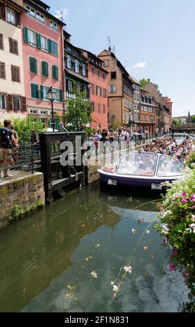 Croisière touristique à Strasbourg avec bateau à passagers traversant le écluses de rivière sur les canaux i Banque D'Images