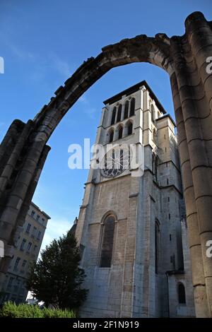 Le XIIe siècle roman Cathédrale-St-Jean-Baptiste vu des ruines de La cathédrale de la Sainte-Croix du 5ème siècle dans le Jardin archéologique Banque D'Images