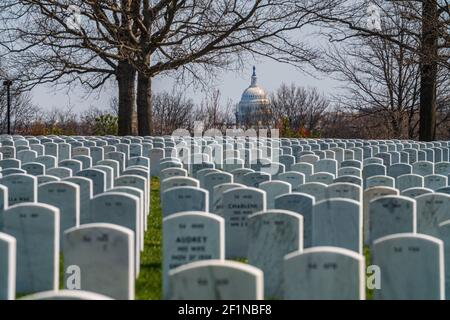 Arlington, Virginia, Etats-Unis, avril 2018 : vue depuis le cimetière national d'Arlington, vers l'est, en direction du Sénat, de l'autre côté du fleuve Potomac Banque D'Images