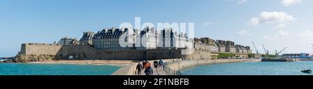 Ville française historique de Saint-Malo en Normandie, vue de la jetée murale du port Banque D'Images