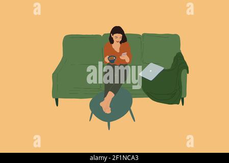 Jolie femme assise sur le canapé vert avec du café et en utilisant le téléphone tout en la mettent les pieds sur la table basse. Détendez-vous après avoir travaillé sur un ordinateur portable. . Style plat. Illustration vectorielle Illustration de Vecteur