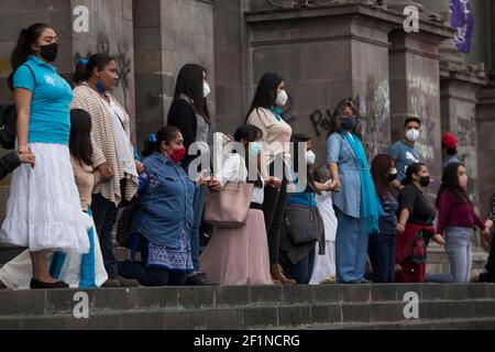 Toluca, Mexique. 08 mars 2021. Un groupe de femmes participe à une manifestation contre la violence sexiste lors de la commémoration de la Journée internationale de la femme au centre-ville le 8 mars 2021 à Toluca, Mexique (photo d'Eyepix/Sipa USA) Credit: SIPA USA/Alay Live News Banque D'Images