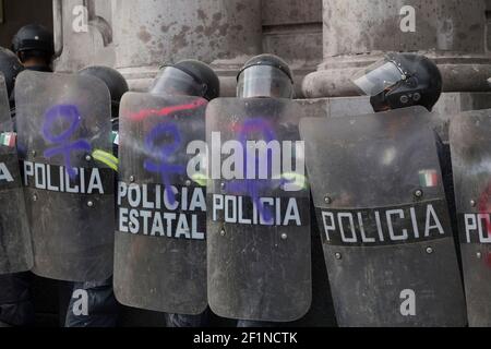 Toluca, Mexique. 08 mars 2021. Ligne de police pendant les émeutes causées par les manifestations contre la violence sexiste dans le cadre de la commémoration de la Journée internationale de la femme au centre-ville le 8 mars 2021 à Toluca, Mexique (photo d'Eyepix/Sipa USA) Credit: SIPA USA/Alay Live News Banque D'Images