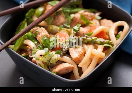 repas sauté de poulet aux nouilles udon Banque D'Images