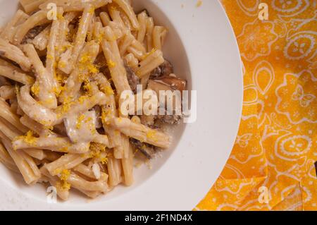 pâtes aux champignons de citron avec une sauce crémeuse à la tomate Banque D'Images