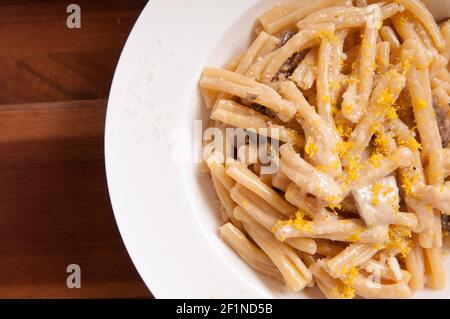 pâtes aux champignons de citron avec une sauce crémeuse à la tomate Banque D'Images