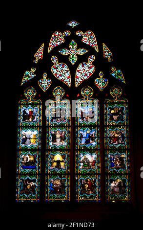 Vue détaillée de vitraux dans la cathédrale Saint-Corentin, Quimper en Bretagne Banque D'Images