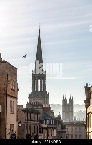 Misty Morning église flèche et clocher à Bath, Somerset, Angleterre, Royaume-Uni Banque D'Images