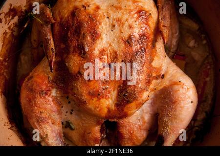 poulet rôti entier dans la citronnelle et le lait de coco, four hollandais Banque D'Images