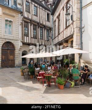 Café extérieur français pittoresque dans la vieille ville historique de Dijon avec des maisons à colombages derrière Banque D'Images