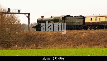 CHÂTEAU DE GWR classe n° 5029 Château de Nunney approchant Chippenham avec le chemin de fer de la Grande-Bretagne III en direction de l'ouest.6th avril 2010. Banque D'Images