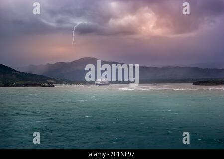 Tempête nuages sur un bateau de croisière dans la mer des Caraïbes Banque D'Images