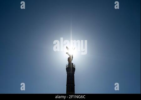 Berlin, Allemagne. 08 mars 2021. Le soleil brille à travers le 'Goldelse' sur le Siegessäule dans le jardin zoologique de Großer. Credit: Fabian Sommer/dpa/Alay Live News Banque D'Images