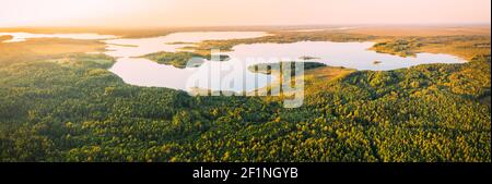 District de Braslaw, Vitebsk Doblast, Bélarus. Vue aérienne des lacs, paysage de la forêt verte. Vue de dessus de la belle nature européenne de haute attitude Banque D'Images