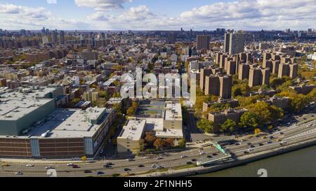 Bright Sunny Day sur les bâtiments de l'autorité de logement à Harlem New York Banque D'Images