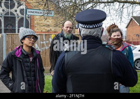 Sipson, Royaume-Uni. 8 mars 2021. Un officier de police métropolitaine facilite l'expulsion des résidents de la section restante d'un jardin écocommunautaire hors réseau en squatté connu sous le nom de Grow Heathrow. Grow Heathrow a été fondé en 2010 sur un site auparavant abandonné à proximité de l'aéroport d'Heathrow pour protester contre les plans du gouvernement pour une troisième piste et a depuis apporté une contribution éducative et spirituelle significative à la vie dans les villages d'Heathrow qui sont menacés par l'expansion de l'aéroport. Crédit : Mark Kerrison/Alamy Live News Banque D'Images