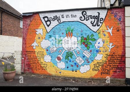 Sipson, Royaume-Uni. 8 mars 2021. Une fresque communautaire produite par les résidents d'un jardin écocommunautaire hors-réseau taillé connu sous le nom de Grow Heathrow. Grow Heathrow a été fondé en 2010 sur un site auparavant abandonné à proximité de l'aéroport d'Heathrow pour protester contre les plans du gouvernement pour une troisième piste et a depuis apporté une contribution éducative et spirituelle significative à la vie dans les villages d'Heathrow qui sont menacés par l'expansion de l'aéroport. Crédit : Mark Kerrison/Alamy Live News Banque D'Images