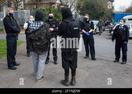 Sipson, Royaume-Uni. 8 mars 2021. Les agents de la police métropolitaine participent à une opération visant à expulser les résidents de la partie restante d'un jardin communautaire hors réseau connu sous le nom de Grow Heathrow. Grow Heathrow a été fondé en 2010 sur un site auparavant abandonné à proximité de l'aéroport d'Heathrow pour protester contre les plans du gouvernement pour une troisième piste et a depuis apporté une contribution éducative et spirituelle significative à la vie dans les villages d'Heathrow qui sont menacés par l'expansion de l'aéroport. Crédit : Mark Kerrison/Alamy Live News Banque D'Images