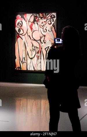 Une femme regarde de plus près un tableau dans l'exposition Lee Krasner:Living Color exposée au Barbican Center de Londres. L'artiste féminin était une figure clé de l'art américain et une pionnière de l'Impressionnisme abstrait. C'est la première grande exposition de son travail depuis plus de 50 ans et raconte l'histoire d'un artiste formidable, dont l'importance a trop souvent été éclipsée par son mariage à Jackson Pollock. Le crédit photo devrait se lire comme suit : Katie Collins/EMPICS/Alay Banque D'Images