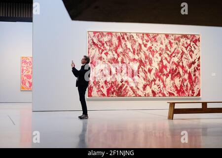 Un homme regarde de plus près un tableau dans l'exposition Lee Krasner:Living Color exposée au Barbican Center de Londres. L'artiste féminin était une figure clé de l'art américain et une pionnière de l'Impressionnisme abstrait. C'est la première grande exposition de son travail depuis plus de 50 ans et raconte l'histoire d'un artiste formidable, dont l'importance a trop souvent été éclipsée par son mariage à Jackson Pollock. Le crédit photo devrait se lire comme suit : Katie Collins/EMPICS/Alay Banque D'Images