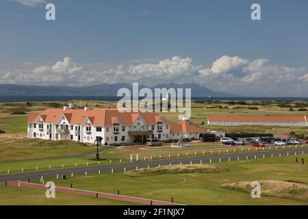 Turnberry Golf Club, South Ayrshire, Écosse, Royaume-Uni. Le célèbre parcours de golf de Trump Turnberry se trouve sur une magnifique péninsule de liens terrestres sur la côte du South Ayrshire, avec des vues spectaculaires sur le Firth de Clyde jusqu'aux îles d'Arran et Ailsa Craig, le Mull de Kintyre et même l'Irlande par temps clair. Vue sur le club, le phare et l'île d'Arran depuis le Trump Turnberry Hotel Banque D'Images