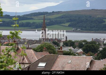 Largs, Ayrshire, Écosse, Royaume-Uni. 07 août 2018. Vue sur les toits de Largs vers l'île de Cumbrae avec l'église paroissiale de St Columba, Largs à mi-distance Banque D'Images