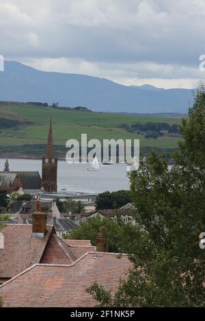 Largs, Ayrshire, Écosse, Royaume-Uni. 07 août 2018. Vue sur les toits de Largs vers l'île de Cumbrae avec l'église paroissiale de St Columba, Largs à mi-distance Banque D'Images