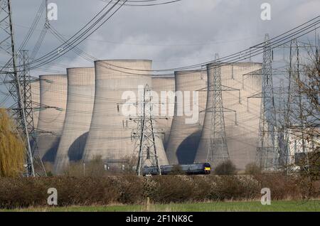 Ratcliffe-on-Soar, dans le Nottinghamshire, Royaume-Uni. 9 mars 2021. Un train se rend à la centrale électrique de Ratcliffe-on-Soar alors que le conseil municipal de Rushcliffe est chargé de discuter d'un intérêt pour le site de la centrale électrique au charbon de UniperÕs à accueillir un réacteur à fusion nucléaire lors de sa mise hors service en 2025. Credit Darren Staples/Alay Live News. Banque D'Images