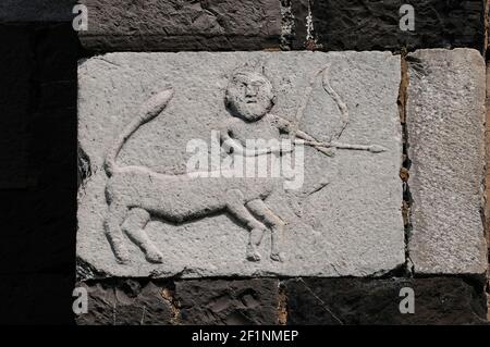 L'Archer centaure de la mythologie antique et neuvième signe du zodiaque, Sagittaire. Début médiéval (5th à 10th siècle) relief en marbre blanc sculpté devant l'église du 12th siècle, l'roman Chiesa di Santa Maria del Tiglio à Gravedona, Lombardie, Italie. La sculpture date clairement avant l'église. Banque D'Images